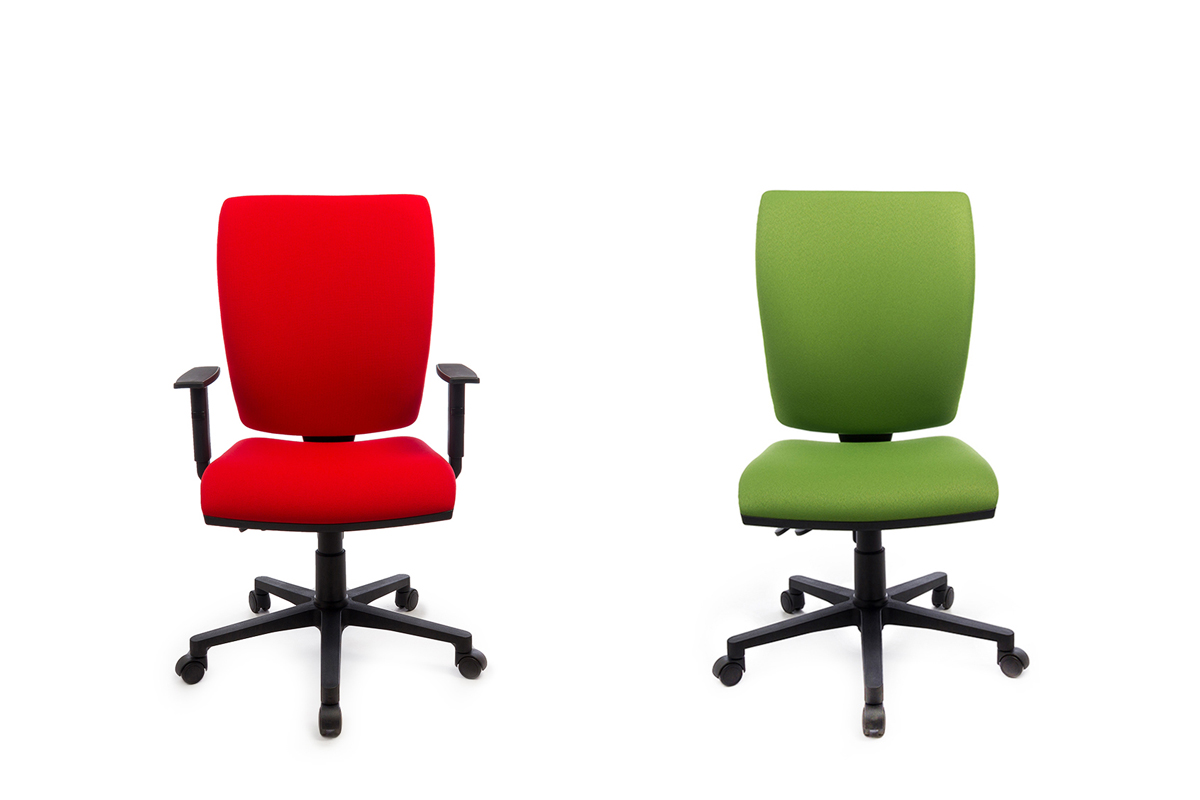 Una guida sulla scelta tra la sedia da ufficio con braccioli o senza